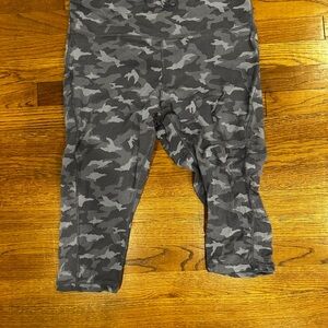 Athleta Ultimate Stash Pocket Gray Camouflage Capri Leggings